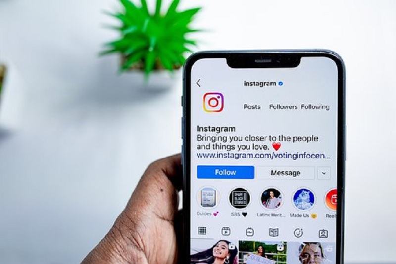 Di dalam aplikasi Instagram terdapat fitur kategori untuk akun profesional. Berikut ini cara menghilangkan kategori di Instagram. 